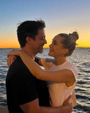 Rui Santos Instagram - Obrigado ao Bruno (rapaz que passava no paredão) pela amabilidade em registar esta fotografia para a posteridade.
O pôr do sol tem destas coisas, fotografias maravilhosas dos meus amores.
😊