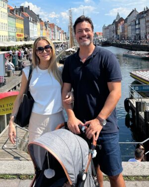 Rui Santos Instagram - Chegámos ontem a esta cidade maravilhosa, é a minha primeira vez aqui, estou encantado, a Anneli já conhecia, nasceu mesmo no país ao lado (Suécia) e é para onde vamos amanhã.
Foi a primeira viagem do Baltazar fora do país e tem estado a portar-se maravilhosamente.
Estávamos mesmo a precisar  de sair da rotina que se cria quando se tem um bebé de quase 4 meses😅❤️
Foi também a primeira selfie que o Baltazar nos tirou quando estávamos dentro do avião 😂
(estou a brincar).
