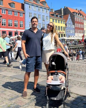 Rui Santos Instagram - Chegámos ontem a esta cidade maravilhosa, é a minha primeira vez aqui, estou encantado, a Anneli já conhecia, nasceu mesmo no país ao lado (Suécia) e é para onde vamos amanhã.
Foi a primeira viagem do Baltazar fora do país e tem estado a portar-se maravilhosamente.
Estávamos mesmo a precisar  de sair da rotina que se cria quando se tem um bebé de quase 4 meses😅❤️
Foi também a primeira selfie que o Baltazar nos tirou quando estávamos dentro do avião 😂
(estou a brincar).