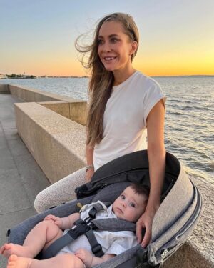 Rui Santos Instagram - Obrigado ao Bruno (rapaz que passava no paredão) pela amabilidade em registar esta fotografia para a posteridade.
O pôr do sol tem destas coisas, fotografias maravilhosas dos meus amores.
😊