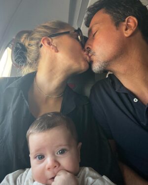 Rui Santos Instagram - Chegámos ontem a esta cidade maravilhosa, é a minha primeira vez aqui, estou encantado, a Anneli já conhecia, nasceu mesmo no país ao lado (Suécia) e é para onde vamos amanhã.
Foi a primeira viagem do Baltazar fora do país e tem estado a portar-se maravilhosamente.
Estávamos mesmo a precisar  de sair da rotina que se cria quando se tem um bebé de quase 4 meses😅❤️
Foi também a primeira selfie que o Baltazar nos tirou quando estávamos dentro do avião 😂
(estou a brincar).
