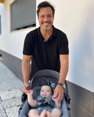 Rui Santos Instagram - Ontem fomos passear, estava um dia maravilhoso e o Baltazar adorou, é bem-disposto e quase sempre sorridente.
Acho que já nasceu feliz😂
Tenho tido o gosto em fazer publicidade à @prenatal_pt ,estou a adorar esta parceria, os produtos são muito bons e a qualidade é excelente pois têm as melhores marcas do mercado.
Obrigado.
Agora vamos ao quiosque do Sr. Oliveira beber um café 😊