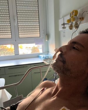Rui Santos Instagram - No dia 13 de março de 2023 recebi o resultado de uma biópsia e foi-me diagnosticado cancro, fui operado passadas 3 semanas no IPO (Instituto Português de Oncologia), a cirurgia correu bem e toda a área foi removida.
Após um ano da cirurgia tudo corre bem.
Neste momento estou a ser vigiado, como em todos os casos oncológicos.
Portanto, estou bem, foi descoberto a tempo e estou tranquilo e otimista.
Obrigado pelas mensagens de preocupação e carinho.
Presto aqui a minha sincera homenagem a toda a equipa do IPO e ao extraordinário trabalho que desempenham, fiquei rendido ao espírito de humanidade e respeito pelos doentes.
Não consigo descrever em palavras o que senti naquela instituição.
Um forte abraço a todos aqueles verdadeiros heróis que diariamente salvam vidas.
Só os meus verdadeiros amigos sabiam disto, decidi contar o sucedido na primeira pessoa publicamente para evitar mal entendidos.
Só contei à minha mãe a semana passada porque não queria que soubesse.
Agora está tudo esclarecido e venham mais uns bons anos de vida que viver é maravilhoso ❤️