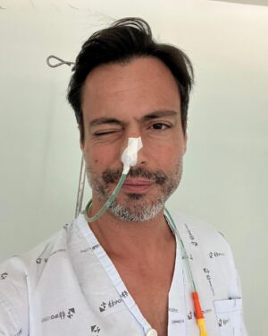Rui Santos Instagram - No dia 13 de março de 2023 recebi o resultado de uma biópsia e foi-me diagnosticado cancro, fui operado passadas 3 semanas no IPO (Instituto Português de Oncologia), a cirurgia correu bem e toda a área foi removida.
Após um ano da cirurgia tudo corre bem.
Neste momento estou a ser vigiado, como em todos os casos oncológicos.
Portanto, estou bem, foi descoberto a tempo e estou tranquilo e otimista.
Obrigado pelas mensagens de preocupação e carinho.
Presto aqui a minha sincera homenagem a toda a equipa do IPO e ao extraordinário trabalho que desempenham, fiquei rendido ao espírito de humanidade e respeito pelos doentes.
Não consigo descrever em palavras o que senti naquela instituição.
Um forte abraço a todos aqueles verdadeiros heróis que diariamente salvam vidas.
Só os meus verdadeiros amigos sabiam disto, decidi contar o sucedido na primeira pessoa publicamente para evitar mal entendidos.
Só contei à minha mãe a semana passada porque não queria que soubesse.
Agora está tudo esclarecido e venham mais uns bons anos de vida que viver é maravilhoso ❤️