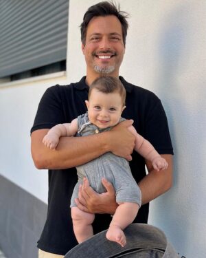 Rui Santos Instagram - Ontem fomos passear, estava um dia maravilhoso e o Baltazar adorou, é bem-disposto e quase sempre sorridente.
Acho que já nasceu feliz😂
Tenho tido o gosto em fazer publicidade à @prenatal_pt ,estou a adorar esta parceria, os produtos são muito bons e a qualidade é excelente pois têm as melhores marcas do mercado.
Obrigado.
Agora vamos ao quiosque do Sr. Oliveira beber um café 😊