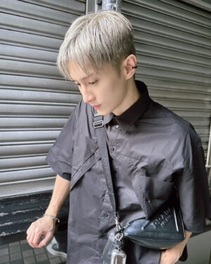 Rui-di Weng Instagram - 以前不太會戴飾品，老覺得不太適合，上次QPOWER頒獎時造型師幫我搭配耳環，意外覺得很好看！最近買了簡單的來嘗試，昨天我也有戴，你有發現嗎？？？🖤🩶我還有買一些華麗的✨✨✨下次來試試看🤩