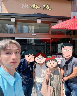 Rui-di Weng Instagram - 難得全家老小一起出遊，因為我二哥&嫂他們要工作，於是組成了☀️本家暑假出遊團（爸媽、大哥、姪女），差了近60歲的旅行團，他們活力十足先自駕遊富士山周邊城市六天，抵達名古屋時，我忙完工作跟他們會合玩三天！

全家第一次出國是泰國/新加坡，後來日本去了幾次，讀大學搬來台北之後，總是各種忙碌，後來又開始戀愛腦（欠揍），就越來越少一起出國，疫情後能夠有機會這樣旅行很開心！！！

旅行過程發現，爸媽真的不管小孩幾歲，永遠都是把我們當小朋友，不管跟他們怎麼說我現在已經42歲了也都一切很好，他們還是會各種擔心！

接下來有空一定要全家再一起到處玩💕💕💕