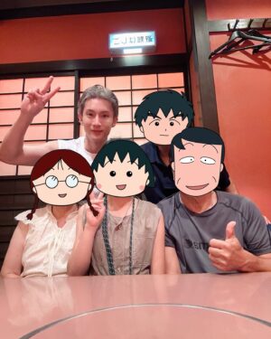 Rui-di Weng Instagram - 難得全家老小一起出遊，因為我二哥&嫂他們要工作，於是組成了☀️本家暑假出遊團（爸媽、大哥、姪女），差了近60歲的旅行團，他們活力十足先自駕遊富士山周邊城市六天，抵達名古屋時，我忙完工作跟他們會合玩三天！

全家第一次出國是泰國/新加坡，後來日本去了幾次，讀大學搬來台北之後，總是各種忙碌，後來又開始戀愛腦（欠揍），就越來越少一起出國，疫情後能夠有機會這樣旅行很開心！！！

旅行過程發現，爸媽真的不管小孩幾歲，永遠都是把我們當小朋友，不管跟他們怎麼說我現在已經42歲了也都一切很好，他們還是會各種擔心！

接下來有空一定要全家再一起到處玩💕💕💕