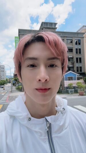 Rui-di Weng Instagram - 🚦交通錐也有分E人跟I人？！