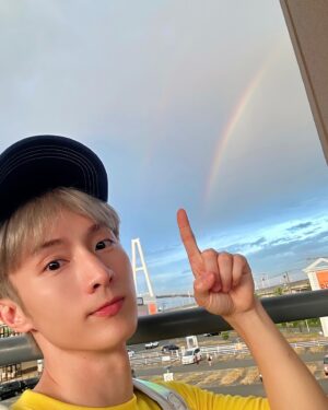 Rui-di Weng Instagram - 淡淡的兩道彩虹🌈🌈✨生活中難得碰到，會讓人開心的小事：四葉幸運草、飛機雲、粉紅色夕陽、超大月亮、許光漢？🤣🤣🤣