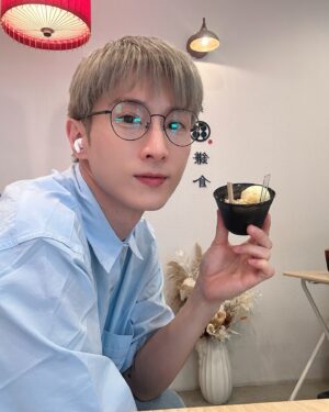 Rui-di Weng Instagram - 名古屋犬山城老街，適合全家老少輕鬆吃喝/參拜/文創小物/手作的行程。畢竟這次這團年齡差跨越近60歲🤣🤣🤣大小都要顧到！講得很厲害，但行程都是本爸排的，哈哈哈！

P1.蕨餅 冰淇淋真的好好吃
P2.稻荷神社，主管農作/商業的神明
P3.鳥居是通往神社的門，也是結界喔！擋掉髒東西，還沒我沒被擋住🤭🤭🤭
P4.可愛的爸媽不露臉！一律變成小丸子一家人。
P5.滿滿古蹟建築的犬山小鎮。
P6.熱到變成觀世音的我？！
P7.姿勢100分，射擊0分，一顆都沒中
P8-9. 正在融化🫠的我