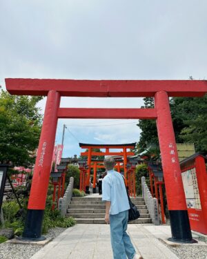 Rui-di Weng Instagram - 名古屋犬山城老街，適合全家老少輕鬆吃喝/參拜/文創小物/手作的行程。畢竟這次這團年齡差跨越近60歲🤣🤣🤣大小都要顧到！講得很厲害，但行程都是本爸排的，哈哈哈！

P1.蕨餅 冰淇淋真的好好吃
P2.稻荷神社，主管農作/商業的神明
P3.鳥居是通往神社的門，也是結界喔！擋掉髒東西，還沒我沒被擋住🤭🤭🤭
P4.可愛的爸媽不露臉！一律變成小丸子一家人。
P5.滿滿古蹟建築的犬山小鎮。
P6.熱到變成觀世音的我？！
P7.姿勢100分，射擊0分，一顆都沒中
P8-9. 正在融化🫠的我