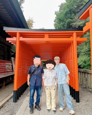 Rui-di Weng Instagram - 名古屋犬山城老街，適合全家老少輕鬆吃喝/參拜/文創小物/手作的行程。畢竟這次這團年齡差跨越近60歲🤣🤣🤣大小都要顧到！講得很厲害，但行程都是本爸排的，哈哈哈！

P1.蕨餅 冰淇淋真的好好吃
P2.稻荷神社，主管農作/商業的神明
P3.鳥居是通往神社的門，也是結界喔！擋掉髒東西，還沒我沒被擋住🤭🤭🤭
P4.可愛的爸媽不露臉！一律變成小丸子一家人。
P5.滿滿古蹟建築的犬山小鎮。
P6.熱到變成觀世音的我？！
P7.姿勢100分，射擊0分，一顆都沒中
P8-9. 正在融化🫠的我