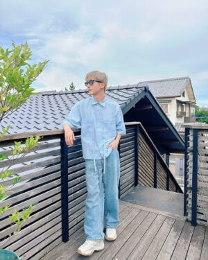 Rui-di Weng Instagram - 名古屋犬山城老街，適合全家老少輕鬆吃喝/參拜/文創小物/手作的行程。畢竟這次這團年齡差跨越近60歲🤣🤣🤣大小都要顧到！講得很厲害，但行程都是本爸排的，哈哈哈！

P1.蕨餅 冰淇淋真的好好吃
P2.稻荷神社，主管農作/商業的神明
P3.鳥居是通往神社的門，也是結界喔！擋掉髒東西，還沒我沒被擋住🤭🤭🤭
P4.可愛的爸媽不露臉！一律變成小丸子一家人。
P5.滿滿古蹟建築的犬山小鎮。
P6.熱到變成觀世音的我？！
P7.姿勢100分，射擊0分，一顆都沒中
P8-9. 正在融化🫠的我