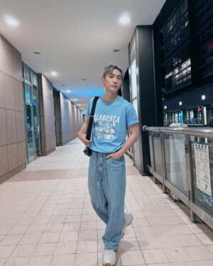 Rui-di Weng Instagram - 最近發現一件事：有些朋友很中肯給我人生建議，對我提出想法，有稱讚也有很誠實直接的意見，終究我們能感受到對方的真誠與愛。

但是有些朋友，老是對我們做的事嚷嚷又意見很多，或者是給出天花亂墜的指責與不屑，嘴巴講的是覺得我們會更好，但實際上就是現在的我們在他們眼中很糟糕。

我很努力花時間調適接受各種想法，我以為的內心平靜是放寬心的接納這些所有，但我發現我搞錯了，這些指責/意見，其實只是來自於那些人他們自己的焦慮、不滿，我們以為自己該反省的，有時候真的不用全盤接受。不需要讓那些細瑣的紛擾，影響了自己的日常。

如果你跟我一樣，心中有清楚的想法，想要好好執行，但身邊好的壞的聲音很多，那我是這樣想的：「比起再花時間去說服他人接受不同想法，我想多讓自己堅定支撐內心的信念」

那些聲音/想法/意見，其實我們真的都知道也都有聽到，只是我們就是很單純想照顧好自己、做好一件事就好！