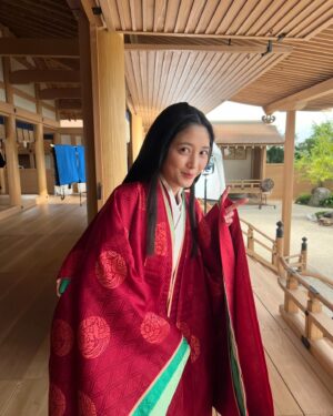 Ruka Matsuda Instagram - 本日放送の大河「光る君へ」第29話から、源幾子(みなもとの いくこ)、藤原伊周の妻として物語に参加させていただきます🎋🎐

今後チラホラと出てきますので、今までご覧の方も、これからご視聴いただく方もどうぞ宜しくお願い致します🎎🪭

初めての扮装をさせてもらってニッコニコの私です✌︎('ω')✌︎
.
#大河 #大河ドラマ #光る君へ #源幾子