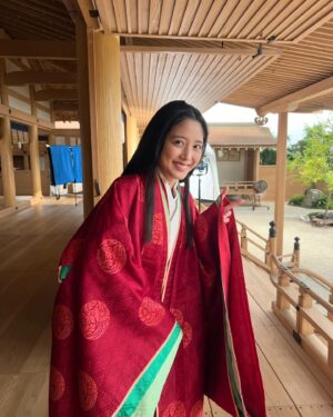 Ruka Matsuda Instagram - 本日放送の大河「光る君へ」第29話から、源幾子(みなもとの いくこ)、藤原伊周の妻として物語に参加させていただきます🎋🎐

今後チラホラと出てきますので、今までご覧の方も、これからご視聴いただく方もどうぞ宜しくお願い致します🎎🪭

初めての扮装をさせてもらってニッコニコの私です✌︎('ω')✌︎
.
#大河 #大河ドラマ #光る君へ #源幾子
