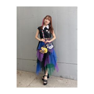Rumi Okubo Instagram - ⁡
⁡
ついに来ましたこの季節が！！
⁡
幕張メッセにて行われた、
「FGO Expo ～Fate/Grand Order Fes. 2024 9th Anniversary～」
⁡
略してFGOフェス2024！！
⁡
今年の夏も暑かった〜いや、熱かった❤️‍🔥
⁡
1日目、私は2ステージに登壇させて頂きました！
⁡
まずは、
『「Fate/Grand Order カルデア･ラジオ局 Plus」Fes出張版 Day1』
今回のゲストはブラダマンテ役の森永千才さん✨
ついに会う事ができたよブラちゃーん！
同じシャルルマーニュ十二勇士として、
念願叶っての邂逅🤝🏻
ブラダマンテのヒップリンのことはもちろん、
ブラダマンテというサーヴァントについて、
そして推しキャラや作品への熱意も色々聞かせて
頂きました！
また是非ラジオも遊びに来てくださいね〜💕
そして私と美海ちゃんは、
ラジオグッズの迷言Tシャツを着ての登壇でした！
グッズは事後通販もありますので、
よろしくお願いします🙇‍♀️
⁡
2つ目は
「FGOキャストバラエティステージDay1 ～バトル･イン･マクハリ 2024～」
まさかのステージを分けての対決！
グランドステージvsギャラクシーステージ👊🏻💥
グランドの名を冠する以上、
負けられない戦いがここにある…と、
思っておりましたが普通にゲーム楽しかったです！
最後はまさかのクラスじゃんけん✊🏻✌🏻✋🏻笑
1対1で迎えた最終戦を任された時、
誰も使ってなかったのと、
最推しがアーチャーのギルガメッシュなので
アーチャーを出したら見事勝利しました〜🏆✨
ありがとうギル様🩷
⁡
⁡
可愛いお衣装や髪型にしてもらえて、
メイクさん衣装さんにも感謝感謝です🙏🏻
@harada_sachie_ 
⁡
⁡
1日目、最高に楽しかったー！✨
2日目も写真をまとめて載せますね〜📸
⁡
⁡
#FGOフェス
#FGO
#FGO9周年
#幕張メッセ
⁡