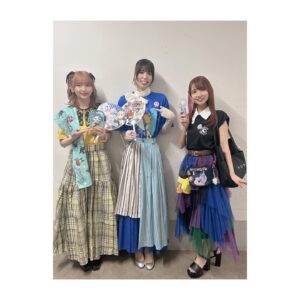 Rumi Okubo Instagram - ⁡
⁡
ついに来ましたこの季節が！！
⁡
幕張メッセにて行われた、
「FGO Expo ～Fate/Grand Order Fes. 2024 9th Anniversary～」
⁡
略してFGOフェス2024！！
⁡
今年の夏も暑かった〜いや、熱かった❤️‍🔥
⁡
1日目、私は2ステージに登壇させて頂きました！
⁡
まずは、
『「Fate/Grand Order カルデア･ラジオ局 Plus」Fes出張版 Day1』
今回のゲストはブラダマンテ役の森永千才さん✨
ついに会う事ができたよブラちゃーん！
同じシャルルマーニュ十二勇士として、
念願叶っての邂逅🤝🏻
ブラダマンテのヒップリンのことはもちろん、
ブラダマンテというサーヴァントについて、
そして推しキャラや作品への熱意も色々聞かせて
頂きました！
また是非ラジオも遊びに来てくださいね〜💕
そして私と美海ちゃんは、
ラジオグッズの迷言Tシャツを着ての登壇でした！
グッズは事後通販もありますので、
よろしくお願いします🙇‍♀️
⁡
2つ目は
「FGOキャストバラエティステージDay1 ～バトル･イン･マクハリ 2024～」
まさかのステージを分けての対決！
グランドステージvsギャラクシーステージ👊🏻💥
グランドの名を冠する以上、
負けられない戦いがここにある…と、
思っておりましたが普通にゲーム楽しかったです！
最後はまさかのクラスじゃんけん✊🏻✌🏻✋🏻笑
1対1で迎えた最終戦を任された時、
誰も使ってなかったのと、
最推しがアーチャーのギルガメッシュなので
アーチャーを出したら見事勝利しました〜🏆✨
ありがとうギル様🩷
⁡
⁡
可愛いお衣装や髪型にしてもらえて、
メイクさん衣装さんにも感謝感謝です🙏🏻
@harada_sachie_ 
⁡
⁡
1日目、最高に楽しかったー！✨
2日目も写真をまとめて載せますね〜📸
⁡
⁡
#FGOフェス
#FGO
#FGO9周年
#幕張メッセ
⁡