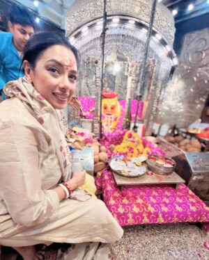 Rupali Ganguly Instagram - Jai Shree MAHAKAAL ♥️🙏🏻

#lategram #april #travel #ujjain #rupaliganguly #anupamaa #love #jaimatadi #jaimahakal 
@navgauriboutique