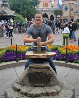 Russell Curry Instagram - Best Disneyland trip ever!

Always a blast hanging with my cousins, and so glad I FINALLY got to hang out with my lil cousin @oliviammartinez for the first time!

#cuzzndem