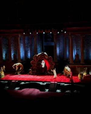 Ruth Lorenzo Instagram - Cerramos la etapa de #Medusa en el @festivaldemerida con 10 noches colgando el cartel de #soldout y miles de personas que me han llenado el 🤍 de amor con su entrega y cariño cada noche.

Solo puedo dar GRACIAS a todos y en especial a mis compañeros de reparto que han sido como una familia.