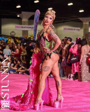 Ryan Boa Instagram - Oh She Is STUNNIN💖

More pics from this massive weekend at @rupaulsdragcon 💚

I’m truly so grateful to be blessed with such an amazing group of people in this abundant life that I’m so lucky enough to live! 

Forever part of the drag race legacy is something I still have trouble wrapping my head around! Being in the @canadasdragrace family has completely changed my life and honestly, I deserve it lmfao✨

@baehmbaehmwigs @katybaehm @connormccalden @rupaulsdragrace @rupaulofficial @stunnin.mag 

#dragqueens #dragrace #rpdr #drag #dragcon #glamour #ostrich #legs #redcarpet #dragfashion #fashion #makeuplooks #dragmakeup #dragstyle