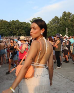 Rym Nebbak Instagram - Festival jour 2 avec les amis 🎡 
ft. @callitspring 

🌻 J’ai opté pour les sandales Merisa Light Grey, super confortables et à la fois magnifiques! 

🧡 En amour avec le sac Miffy en orange pastel. Tellement un beau sac d’été ! 

Magasine mes accessoires avec le lien dans ma bio xo

Tout est 100% végane 🌱 

#GenerationSpring #CallItSpringPartner