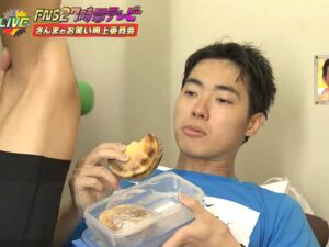 Ryodai Ishibashi Instagram - 27時間テレビの100kmサバイバルマラソン中に
食べていたものを紹介します

スタート前に食べていたのが
「膝が壊れない稲荷寿司」

向上委員会の中継中に食べていたのが
「眠気が来ないソーセージマフィン」でした

今回は中継の時間の事もあり惜しくも放送中に紹介できませんでしたが、僕の身体の事を考えた飯作りは続きます
・
#FNS27時間テレビ
#100kmサバイバルマラソン
#足が攣らないポテサラ
#足が速くなる餃子
#膝が壊れない稲荷寿司
#眠気が来ないソーセージマフィン
#個人チャンネルで後日動画出します