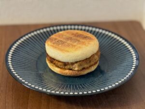 Ryodai Ishibashi Instagram - 27時間テレビの100kmサバイバルマラソン中に
食べていたものを紹介します

スタート前に食べていたのが
「膝が壊れない稲荷寿司」

向上委員会の中継中に食べていたのが
「眠気が来ないソーセージマフィン」でした

今回は中継の時間の事もあり惜しくも放送中に紹介できませんでしたが、僕の身体の事を考えた飯作りは続きます
・
#FNS27時間テレビ
#100kmサバイバルマラソン
#足が攣らないポテサラ
#足が速くなる餃子
#膝が壊れない稲荷寿司
#眠気が来ないソーセージマフィン
#個人チャンネルで後日動画出します