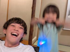 Ryogo Matsumaru Instagram - ひさびさに会えためいっ子ちゃん、写真撮られるの好きすぎてピョンピョン跳ねるあまり写真ブレブレ！！笑