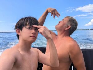 Ryogo Matsumaru Instagram - #ダイビング の免許取りに #沖縄 来てる🏄️

ぼく「先生！！記念写真撮ろ！！」
先生「いいよ！！俺 #ジョジョ 立ちするわ！！！！」

先生ノリノリ過ぎてずっと楽しいwwww