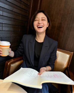Ryoko Kobayashi Instagram - .
しごできタカコさん

本日も！
7月20日(土)23:00-オシドラサタデー
「青島くんはいじわる」第3話😎

そして、そして！
📣
明日7月21日(日)6:00-9:00
J-WAVE 「early glory」
今週もよろしくお願いします🙇‍♀️🙇‍♀️

#青島くんはいじわる 
@oshidora_ex 
@jwave813 @earlyglory813