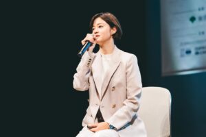 Ryoko Kobayashi Instagram - .
早速お祝いメールを沢山頂き、嬉しい☺️
そうなんです！お知らせさせてください🙇‍♀️
/
この度、株式会社AGRIKOは
Art Technologies株式会社と合併し
「株式会社AGRIKO」の社名を継続して、
事業拡大する運びとなりました✨
\
新しくなったAGRIKOは、「明日を耕す」をパーパスに身体的・精神的・社会的にWell-beingな社会を目指します。
農業・アート分野において挑戦を続けると同時に、100年先の未来を見据え、今の健康で文化的な生活を次世代へつなげられるよう、福祉・教育領域においてもさまざまな事業を展開していきます。

会社を起業した時は
こんなお知らせをする日が来るなんて想像していなかったので、
私自身が一番驚いています。
創業当時より支えてくださっている皆さま
そして、
イベント足を運んだりと、日々応援してくださる皆さまに
支えられて、今日まで来られたこと…
改めて御礼申し上げます🙇‍♀️🙇‍♀️

Special Thanks 🙏🙏🙏
@hosodaaya 
@kyotaro_photo 
@yumi.kurotani
@f_chokki 
@irokawa1008 
@taka_ikuyo 

写真は先日の「ZEBRAHOOD2024」📸
まだ着慣れないけど、社長風のお洋服キッチリ着てみました。
駆け抜けた6月が終わり気づけば7月🍉
本気出して燃えていこう〜🔥