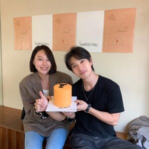 Ryu Deok-hwan Instagram - See you later, Frankie!

아는 분들은 아시겠지만 3년동안 조용히 카페를 운영해봤습니다.

도와주신 분들도 너무나 많고, 찾아주신 분들도 너무나 많아 행복한 공간이 되었습니다.

이제 잠시 내려놓고 본업으로 돌아가보려 합니다😉

소상공인의 마음을 공감하며, 이웃과의 관계를 가지며, 인간적인 성장을 할 수 있게 해준 Frankie에게 고맙다!

초보 운영자를 옆에서 항상 응원해주고 많은 조언을 해준 우리 와이프도 너무 고마워🧡

그동안 프랭키커피 사랑해주셔서 정말 감사드립니다.
저는 또 멋진 작품으로 인사드리도록 노력할께요!