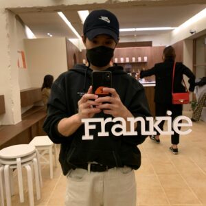 Ryu Deok-hwan Instagram - See you later, Frankie!

아는 분들은 아시겠지만 3년동안 조용히 카페를 운영해봤습니다.

도와주신 분들도 너무나 많고, 찾아주신 분들도 너무나 많아 행복한 공간이 되었습니다.

이제 잠시 내려놓고 본업으로 돌아가보려 합니다😉

소상공인의 마음을 공감하며, 이웃과의 관계를 가지며, 인간적인 성장을 할 수 있게 해준 Frankie에게 고맙다!

초보 운영자를 옆에서 항상 응원해주고 많은 조언을 해준 우리 와이프도 너무 고마워🧡

그동안 프랭키커피 사랑해주셔서 정말 감사드립니다.
저는 또 멋진 작품으로 인사드리도록 노력할께요!