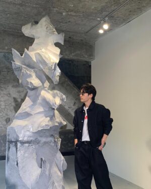 Ryu Deok-hwan Instagram - 하루가 조금 더 길었으면 좋겠다.