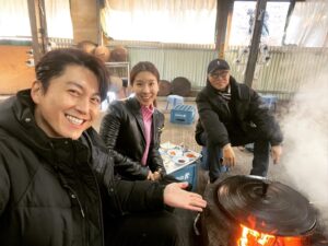 Ryu Soo-young Instagram - ‘류수영은 닭다리를 세개 먹었는가’를 궁금해 하시는 분들이 계셔서 그 장면에 대해 말씀 드리려합니다. 

맛의나라 촬영당시 2022년 1월 11일 아침 
유명산의 닭매운탕 맛집을 찾아갔었습니다. 
가게로 들어가는 장면을 찍고 안으로 들어가 
음식을 먹으며 촬영을 진행 했습니다. 

식사토크가 끝나갈 무렵 카메라가 여러대가 한인물에 
가까이 붙어  돌아가며 먹는 장면을 촬영했습니다. 
더 맛깔난 ”먹방“을 담기위함입니다. 

 제가 먼저 촬영을 했습니다. 이미 닭은 모두가 많이 먹은 후였습니다. 허선생님도 연지씨도요.  물론 저도요. 
 닭다리를 들고 먹는 장면을 찍었습니다. 끓고 있는 닭매운탕 인서트컷을 보면 아시겠지만 이 집은 닭 다리를 두동강 내는 식의 정육방식을 택합니다.  긴다리를 찾기 쉽지 않았습니다. 

  그 이후에 함연지씨  촬영 차례에 닭다리 먹방을 부탁한 제작진에게 “닭다리가 없어요.” 라고 이야기했고 허영만선생님이 옆에서 농담으로 “류수영씨가 다 먹었어. ”하셨고, 전 그걸 또 받아 “제가 다먹었어요~^^“ 라고 또 농담으로 받은것을, 제작진이  그 오디오를 살려,  후에 제가 닭다리 먹는 부분에 그 오디오를 입혀 “닭다리를 3개나 먹을 정도로 맛있다”는 장면으로 편집한것입니다. 저의 닭다리 먹방 장면도 각도만 다를뿐 같은 하나의 닭다리입니다. 

그리고,
촬영현장에서 “먹방”을 촬영할적에는 인서트 컷이라부르는 음식촬영을 위해서라도 항상 “여분의 요리”가 준비되어있습니다.  출연자가 닭다리도 날개도 더 먹고자한다면 얼마든지  리필이 가능하지요.  그날도 마찬가지였답니다.  닭다리가 없어서 못먹는 일은 일어나지 않습니다. 

 덕분에 2년전에 오픈한 “맛의나라-국물의나라“를 저도 오랜만에 다시한번 보게되었네요. 지금 촬영중인 맛의나라 네번째 이야기는  허영만선생님과 미미와 한국의 전통떡에 대해 맛보며 알아가는 내용입니다. 이 또한 많은 관심 부탁드리겠습니다.  감사합니다.