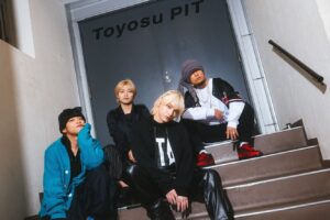 SKY-HI Instagram - 豊洲PIT day2

本当に素敵な誕生日やった。

長い友達 現たなか

なんか相棒感すごいたくや

そして湘南乃風のHAN-KUNが来てくれました。

HAN-KUNには烏滸がましくもシンパシーを感じさせていただいていたり、あと純粋にめっちゃかっこよくて好きだったので、このタイミングでの新曲初披露めちゃくちゃ興奮したなー！！

毎年誕生日6000人（3000  x 2）に祝ってもらってるってアンタすごいねって友人に言われたけど、マジそうやな。

俺はウチのアーティストを幸せにする事でしか癒えない傷みたいなのを抱えてるのは間違いないんだけど、

その皆に出会わせてくれたのは、

俺にこの人生を歩かせてくれてるのは、

あんただFLYERS！！

心から感謝してるし、

それ以上にリスペクトしてる。

愛してるしね！

愛と感謝とリスペクトを持って、

次の一年に進みます。

またすぐ会いましょう！