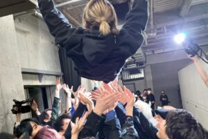 SKY-HI Instagram - BE:FIRSTの東京ドーム、京セラドーム。
本当に最高のドームライブだった。

もう楽しさと幸福感がカンストしてしまったよ。

大袈裟じゃなく人生全部、夢全部詰め込んで至った今日は、どんな想像より夢のある現実だった。

今までけっこう複雑な人生だった。大変だった。

世界で通用するダンス&ボーカル…（特にその中でのラップ）みたいなのは求められてないと言われ続け、笑われ続け、

まぁなんかどっかで腐っててもおかしくなかったと思うし、心から笑えた日ってどこらへんかなってなると言葉失うんだけど、あの痛みは、あの苦しみは、あの悩みは、

こういう日のため、そしてBE:FIRSTをはじめとした、皆に出会うためだったんだな。

世界一だった。最高だった！愛してるよ！
寝ぼけてないのに目が覚めた気分。
早く帰って次作るんだ！うおおお！
夢の中で何よりも強い現実を生きよう。