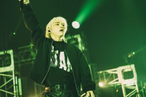 SKY-HI Instagram - 豊洲PIT day2

本当に素敵な誕生日やった。

長い友達 現たなか

なんか相棒感すごいたくや

そして湘南乃風のHAN-KUNが来てくれました。

HAN-KUNには烏滸がましくもシンパシーを感じさせていただいていたり、あと純粋にめっちゃかっこよくて好きだったので、このタイミングでの新曲初披露めちゃくちゃ興奮したなー！！

毎年誕生日6000人（3000  x 2）に祝ってもらってるってアンタすごいねって友人に言われたけど、マジそうやな。

俺はウチのアーティストを幸せにする事でしか癒えない傷みたいなのを抱えてるのは間違いないんだけど、

その皆に出会わせてくれたのは、

俺にこの人生を歩かせてくれてるのは、

あんただFLYERS！！

心から感謝してるし、

それ以上にリスペクトしてる。

愛してるしね！

愛と感謝とリスペクトを持って、

次の一年に進みます。

またすぐ会いましょう！