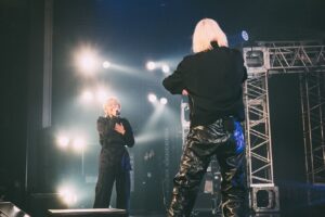 SKY-HI Instagram - 豊洲PIT day2

本当に素敵な誕生日やった。

長い友達 現たなか

なんか相棒感すごいたくや

そして湘南乃風のHAN-KUNが来てくれました。

HAN-KUNには烏滸がましくもシンパシーを感じさせていただいていたり、あと純粋にめっちゃかっこよくて好きだったので、このタイミングでの新曲初披露めちゃくちゃ興奮したなー！！

毎年誕生日6000人（3000  x 2）に祝ってもらってるってアンタすごいねって友人に言われたけど、マジそうやな。

俺はウチのアーティストを幸せにする事でしか癒えない傷みたいなのを抱えてるのは間違いないんだけど、

その皆に出会わせてくれたのは、

俺にこの人生を歩かせてくれてるのは、

あんただFLYERS！！

心から感謝してるし、

それ以上にリスペクトしてる。

愛してるしね！

愛と感謝とリスペクトを持って、

次の一年に進みます。

またすぐ会いましょう！