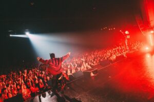SKY-HI Instagram - 豊洲PIT day2

本当に素敵な誕生日やった。

長い友達 現たなか

なんか相棒感すごいたくや

そして湘南乃風のHAN-KUNが来てくれました。

HAN-KUNには烏滸がましくもシンパシーを感じさせていただいていたり、あと純粋にめっちゃかっこよくて好きだったので、このタイミングでの新曲初披露めちゃくちゃ興奮したなー！！

毎年誕生日6000人（3000  x 2）に祝ってもらってるってアンタすごいねって友人に言われたけど、マジそうやな。

俺はウチのアーティストを幸せにする事でしか癒えない傷みたいなのを抱えてるのは間違いないんだけど、

その皆に出会わせてくれたのは、

俺にこの人生を歩かせてくれてるのは、

あんただFLYERS！！

心から感謝してるし、

それ以上にリスペクトしてる。

愛してるしね！

愛と感謝とリスペクトを持って、

次の一年に進みます。

またすぐ会いましょう！