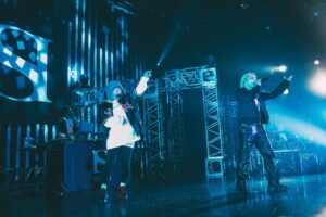 SKY-HI Instagram - 豊洲PIT day2

本当に素敵な誕生日やった。

長い友達 現たなか

なんか相棒感すごいたくや

そして湘南乃風のHAN-KUNが来てくれました。

HAN-KUNには烏滸がましくもシンパシーを感じさせていただいていたり、あと純粋にめっちゃかっこよくて好きだったので、このタイミングでの新曲初披露めちゃくちゃ興奮したなー！！

毎年誕生日6000人（3000  x 2）に祝ってもらってるってアンタすごいねって友人に言われたけど、マジそうやな。

俺はウチのアーティストを幸せにする事でしか癒えない傷みたいなのを抱えてるのは間違いないんだけど、

その皆に出会わせてくれたのは、

俺にこの人生を歩かせてくれてるのは、

あんただFLYERS！！

心から感謝してるし、

それ以上にリスペクトしてる。

愛してるしね！

愛と感謝とリスペクトを持って、

次の一年に進みます。

またすぐ会いましょう！