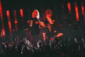 SKY-HI Instagram - 豊洲PIT day2

本当に素敵な誕生日やった。

長い友達 現たなか

なんか相棒感すごいたくや

そして湘南乃風のHAN-KUNが来てくれました。

HAN-KUNには烏滸がましくもシンパシーを感じさせていただいていたり、あと純粋にめっちゃかっこよくて好きだったので、このタイミングでの新曲初披露めちゃくちゃ興奮したなー！！

毎年誕生日6000人（3000  x 2）に祝ってもらってるってアンタすごいねって友人に言われたけど、マジそうやな。

俺はウチのアーティストを幸せにする事でしか癒えない傷みたいなのを抱えてるのは間違いないんだけど、

その皆に出会わせてくれたのは、

俺にこの人生を歩かせてくれてるのは、

あんただFLYERS！！

心から感謝してるし、

それ以上にリスペクトしてる。

愛してるしね！

愛と感謝とリスペクトを持って、

次の一年に進みます。

またすぐ会いましょう！