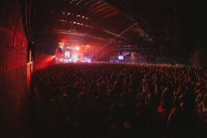 SKY-HI Instagram - 豊洲PIT day2

本当に素敵な誕生日やった。

長い友達 現たなか

なんか相棒感すごいたくや

そして湘南乃風のHAN-KUNが来てくれました。

HAN-KUNには烏滸がましくもシンパシーを感じさせていただいていたり、あと純粋にめっちゃかっこよくて好きだったので、このタイミングでの新曲初披露めちゃくちゃ興奮したなー！！

毎年誕生日6000人（3000  x 2）に祝ってもらってるってアンタすごいねって友人に言われたけど、マジそうやな。

俺はウチのアーティストを幸せにする事でしか癒えない傷みたいなのを抱えてるのは間違いないんだけど、

その皆に出会わせてくれたのは、

俺にこの人生を歩かせてくれてるのは、

あんただFLYERS！！

心から感謝してるし、

それ以上にリスペクトしてる。

愛してるしね！

愛と感謝とリスペクトを持って、

次の一年に進みます。

またすぐ会いましょう！