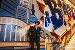 SKY-HI Instagram - BMSGは2024年7/1を持って五期目に突入致しました。
起業してからもうすぐ四年、手探り、我武者羅、遮二無二…でしたが、起業前から遠くに見え続けていた尊い希望や理想が松明になってここまで走り抜けてこれた気がします。マジで会社を設立したのが昨日のことの様です。

社員は僕一人、実家で発表した本当にゼロからのスタートだったBMSG。
3年半で、50名オーバー、アーティストは23名、
そして東京のど真ん中に大きな自社ビルも買うことができました。

成功と呼んでもらえる物もたくさん手にしましたが、まだ始まったばかりというのが本音。

ここまでの道程も、これからの夢も、応援してくれる皆様が見せてくれている事を強く実感しています。

そんなファンの皆様とのコミュニケーションをより理想的な物に近づけるべく、アプリB with Uをスタートしました。

そして、七月はBMSG SUMMER FESTA！感謝の気持ちを込めて、ここから発表とリリースがだて続きますので、是非お楽しみに！過去1の供給の嵐が止まりません。まずはBE:FIRST x ATEEZのHush-Hushをお楽しみください！

重ね重ね、いつも本当に、本当にありがとうございます。そして何卒今後ともよろしくお願いいたします。

愛と感謝とリスペクトを込めて、いざ五期目！がんばるぞ！

#BMSG_SUMMERFESTA
#BMSG夏祭り のがキャッチーだね

最高の夏にしよう！