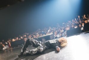 SKY-HI Instagram - 豊洲PIT day2

本当に素敵な誕生日やった。

長い友達 現たなか

なんか相棒感すごいたくや

そして湘南乃風のHAN-KUNが来てくれました。

HAN-KUNには烏滸がましくもシンパシーを感じさせていただいていたり、あと純粋にめっちゃかっこよくて好きだったので、このタイミングでの新曲初披露めちゃくちゃ興奮したなー！！

毎年誕生日6000人（3000  x 2）に祝ってもらってるってアンタすごいねって友人に言われたけど、マジそうやな。

俺はウチのアーティストを幸せにする事でしか癒えない傷みたいなのを抱えてるのは間違いないんだけど、

その皆に出会わせてくれたのは、

俺にこの人生を歩かせてくれてるのは、

あんただFLYERS！！

心から感謝してるし、

それ以上にリスペクトしてる。

愛してるしね！

愛と感謝とリスペクトを持って、

次の一年に進みます。

またすぐ会いましょう！