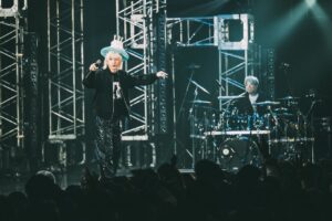 SKY-HI Instagram - 豊洲PIT day2

本当に素敵な誕生日やった。

長い友達 現たなか

なんか相棒感すごいたくや

そして湘南乃風のHAN-KUNが来てくれました。

HAN-KUNには烏滸がましくもシンパシーを感じさせていただいていたり、あと純粋にめっちゃかっこよくて好きだったので、このタイミングでの新曲初披露めちゃくちゃ興奮したなー！！

毎年誕生日6000人（3000  x 2）に祝ってもらってるってアンタすごいねって友人に言われたけど、マジそうやな。

俺はウチのアーティストを幸せにする事でしか癒えない傷みたいなのを抱えてるのは間違いないんだけど、

その皆に出会わせてくれたのは、

俺にこの人生を歩かせてくれてるのは、

あんただFLYERS！！

心から感謝してるし、

それ以上にリスペクトしてる。

愛してるしね！

愛と感謝とリスペクトを持って、

次の一年に進みます。

またすぐ会いましょう！