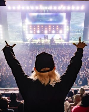 SKY-HI Instagram - Novel Core 22歳最後の日に、初の武道館ライブ。

3年前に約束した夢の日が、今日だった。

夢っていうのは大きければ大きいほど周りからも本気だと思ってもらいづらく、嘲笑されることも多い。表でも裏でもされるよね。

でも自分の夢を本気で信じる事が、本気で近づくためのアクション…本気の努力に繋がるし、

一つずつそれを、正しい方向の努力を正しいメソッドで成していけば、いつのまにかなりたい自分になっているもんで。
気付いたら追いかけてた夢が現実になって、それすら追い越している。

…言葉にすると簡単だけど、それがどれだけしんどくて苦しくて孤独な事か、俺はよーく、よおおおおく知ってる。

今日のCoreの姿の一瞬一瞬に、その裏側にある日々がありありと見えて、

そして俺達が過ごしてきたこの3年間が蘇ってきて、

感慨の極みに至った思いは、「本気で生きる事がいかに美しいか」。

あの日初めて会った、傷つく事に慣れた10代の少年は、どこか昔の自分の様に感じていた。

いつの間にか彼の全てが僕にとって圧倒的自分事で、唯一無二の存在になっていて…

そして今日！あの日の少年に、僕のこれまでの人生全てを肯定してもらった気すらしている。

Core、生きててくれてありがとう。俺と出会ってくれてありがとう。

まだまだやるべき事がたくさんあるからね！いっぱい夢を見て行こう！

一つの夢が完結して、もっっと大きな夢が始まった、

そんな素敵な日でした。

お前の夢は俺の夢！行けるとこまでかっ飛ばそうぜ！

P.S.
俺の写真は撮らないでいいから…笑
Novel Core "HERO"彼の誕生日の1/18リリースです🔥

#NovelCore_HERO